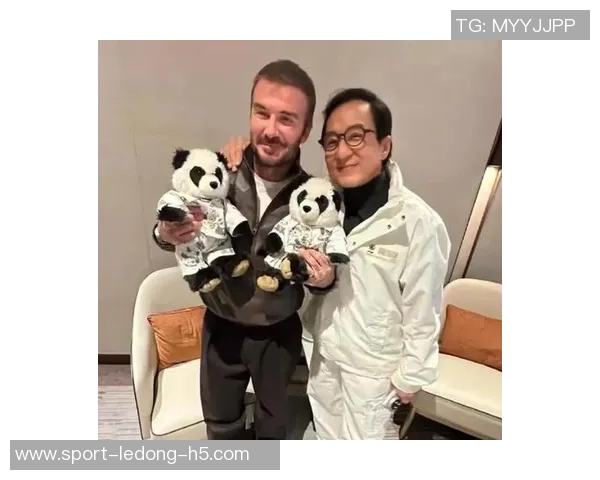 明星聚会小贝与成龙姚明奥尼尔同框自拍引发热议